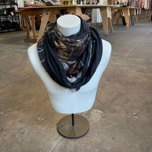 813 Ottotredici Floral Peacock Feather Print scarf
